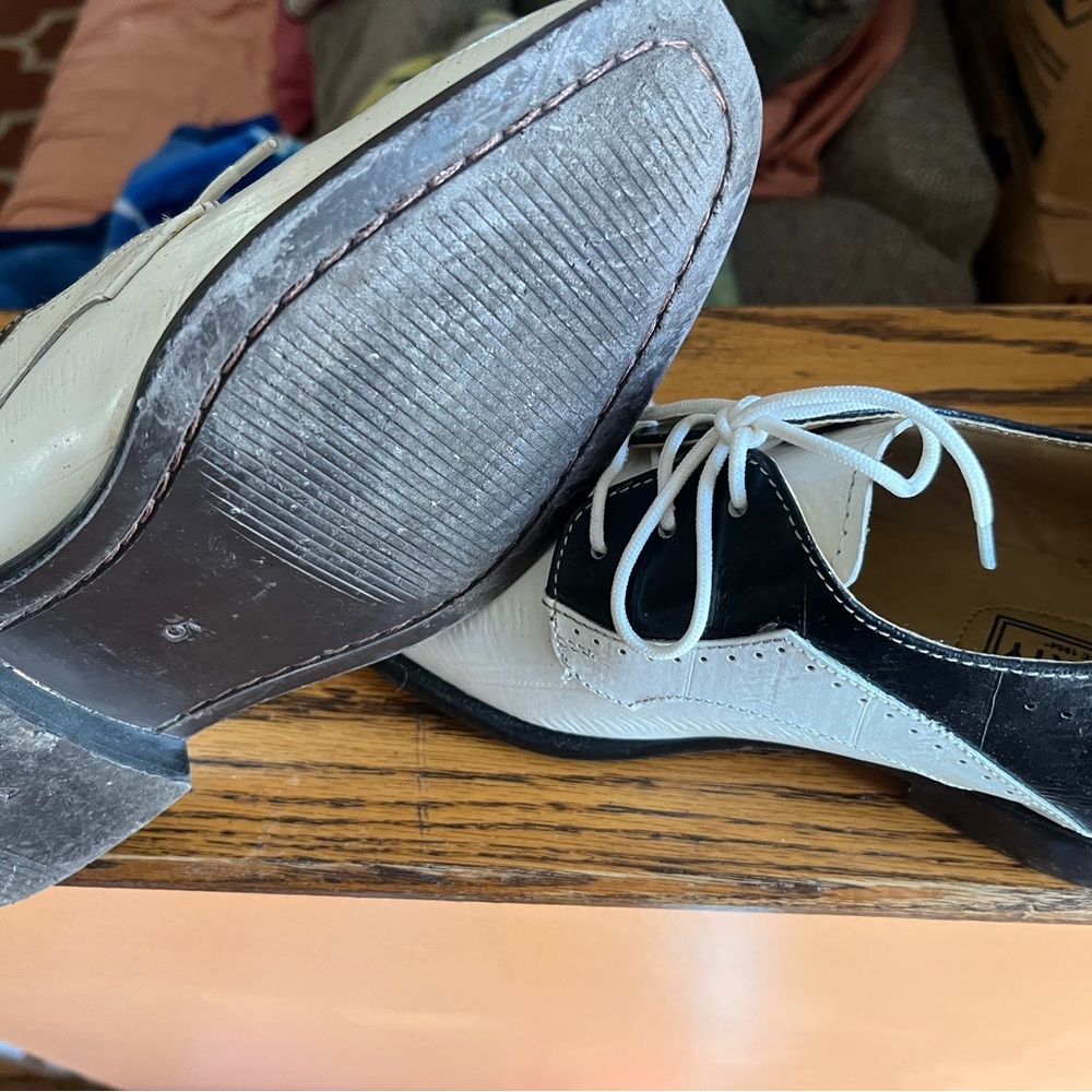 Two-Tone Leather Oxford Shoes with Brogue Detailing - Picture 2 of 2